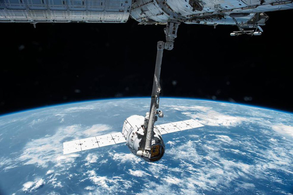 Canadarm2 grapples SpaceX's Dragon