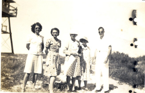 15--Picnic-in-1940s-at-Old-Site---Florence-Patrick-Gertie