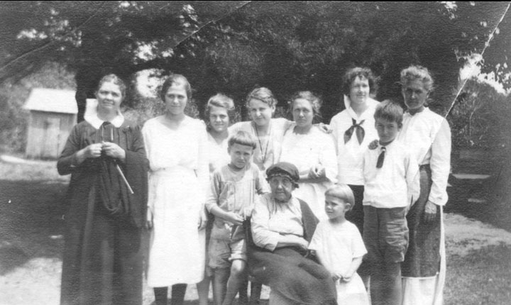 23--Gertrude-Honeywell-on-far-right