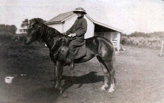 51--Gertrude-Wilson-Honeywell-on-horse