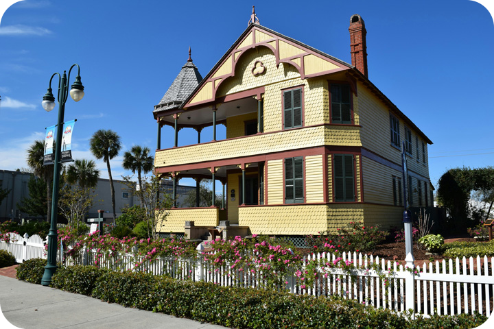 ThePritchard House in April 2017 with Peggy Martin Roses